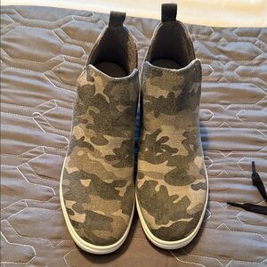 Gently used canvas boots